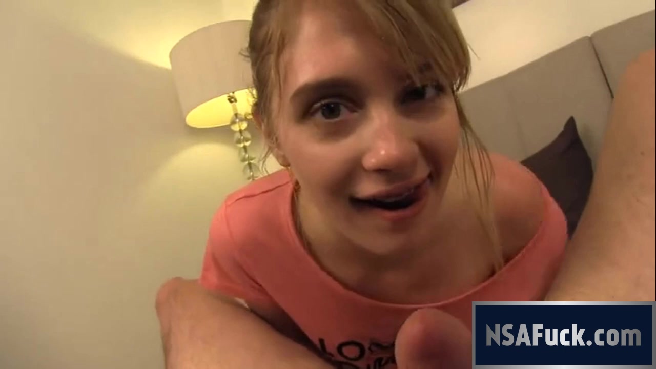 Adolescente demuestra sus habilidades de puta para chupar pollas