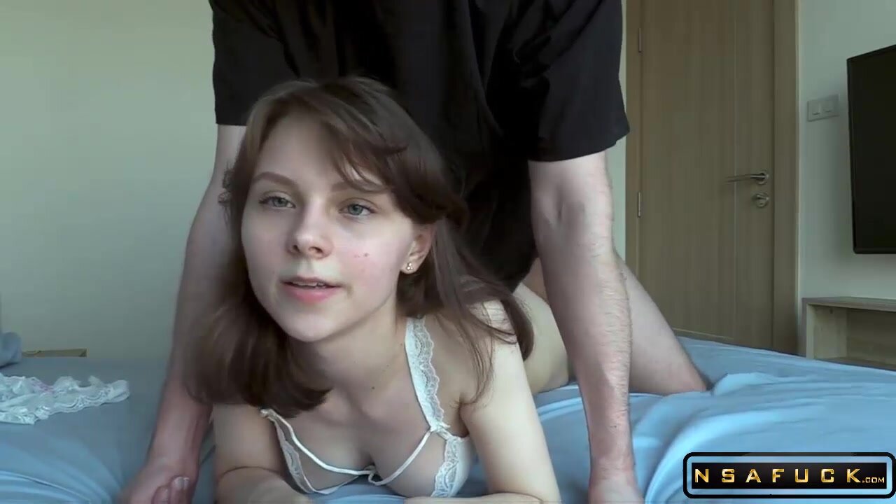 Chica linda y caliente disfruta de una polla, traga semen y se pone en su cara