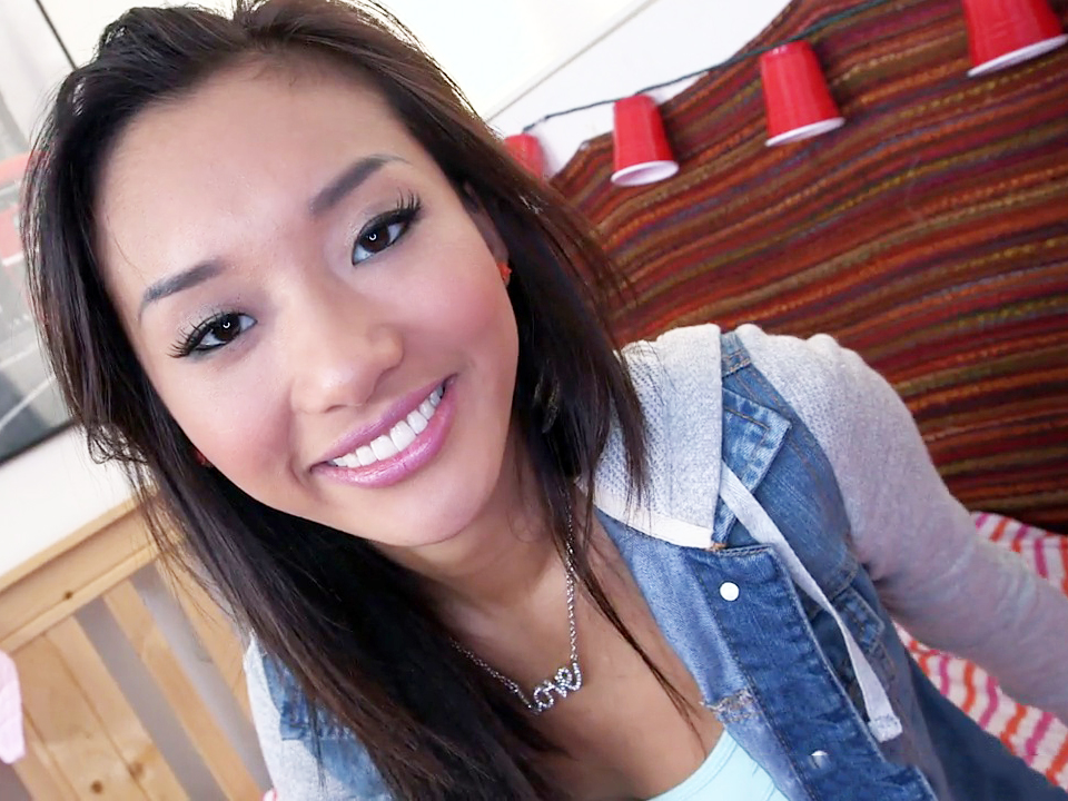 La adolescente asiática Alina Li quiere follar