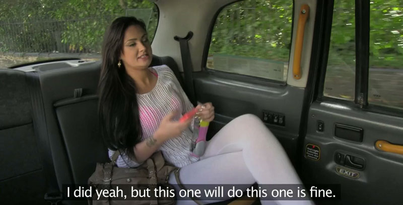 La encantadora Sasha le hace una mamada al conductor para pagar el taxi