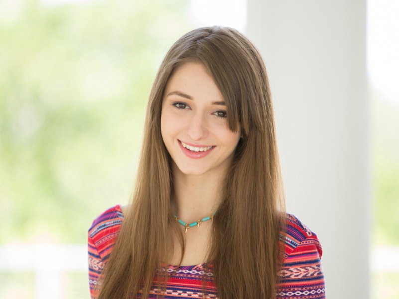 La inocente adolescente Willow Hayes se enfrenta a una enorme polla como un soldado