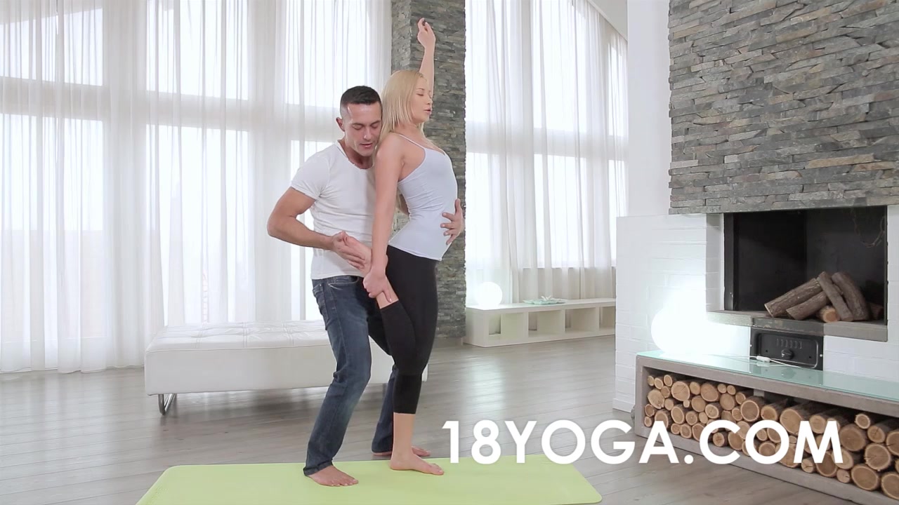 Lindsey Olsen entrena yoga para anal