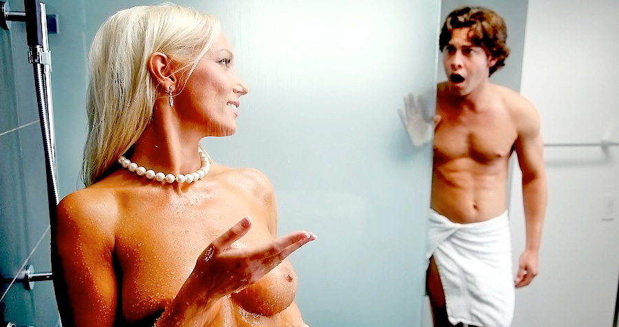 MILF Diana Doll se aprovecha de los adolescentes