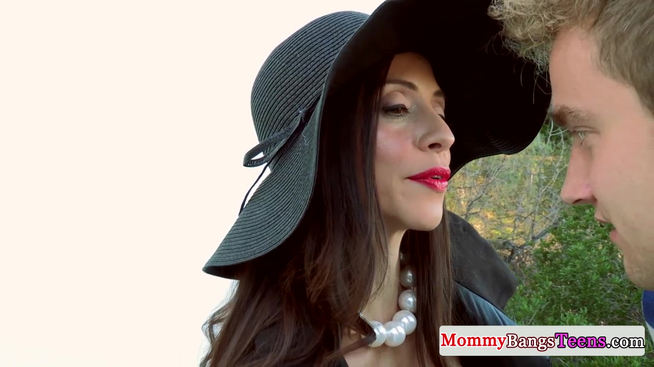 MILF latina de enormes tetas se folla a un joven con su hijastra