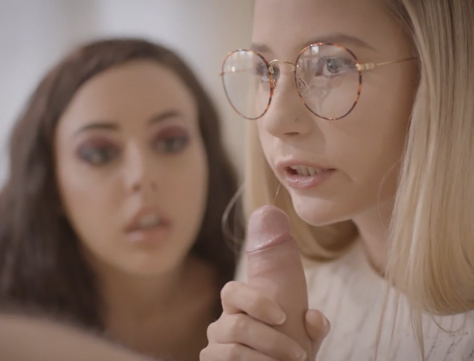 Nerd con gafas recibe ayuda de su mejor amiga para perder la virginidad