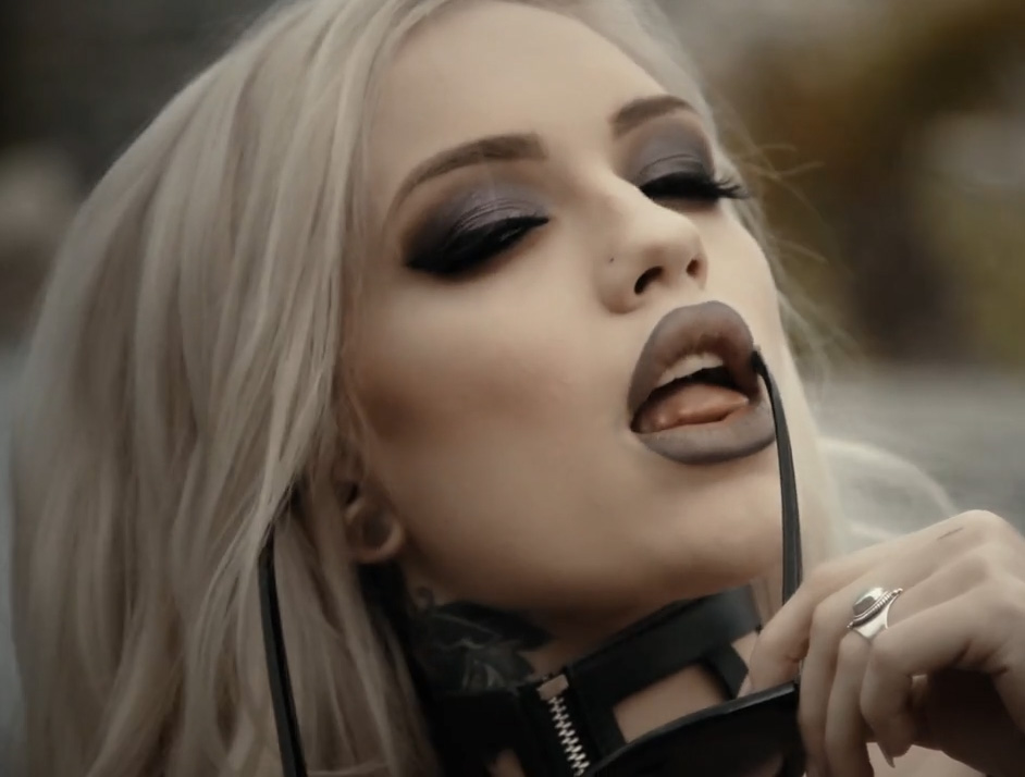 ¡La increíblemente caliente nena gótica Alex Grey adora el sexo duro!