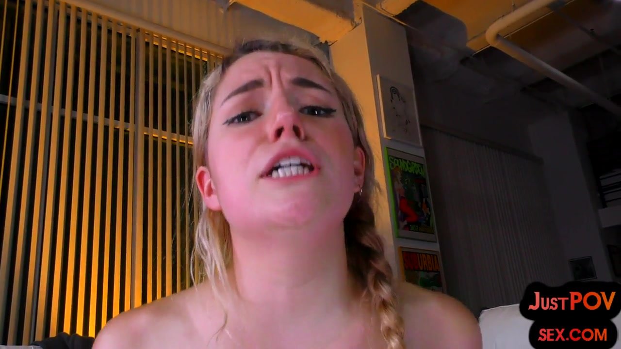 Adolescente POV habla sucio, chupa y monta la polla dura de su novio