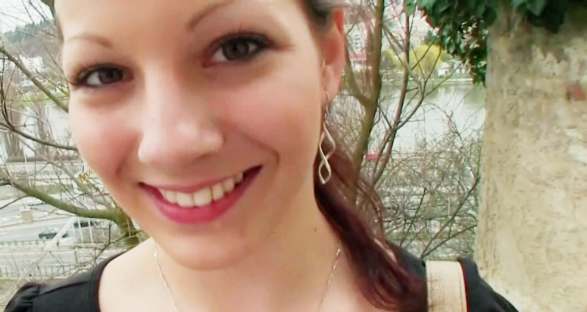 Chica morena recibe dinero en efectivo para follar al aire libre