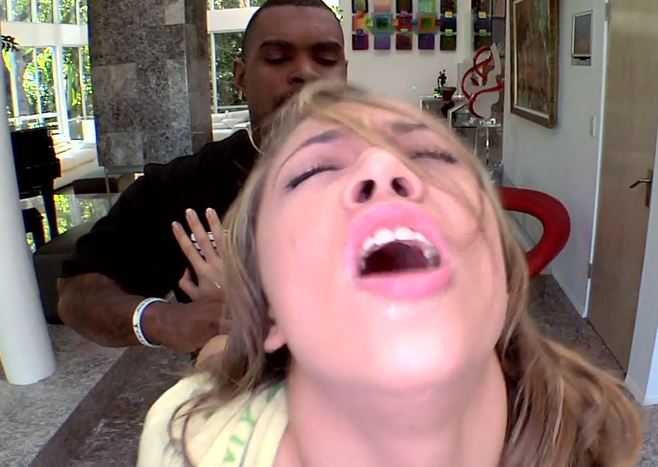 Ella grita su orgasmo mientras la golpean duro en el pasillo.