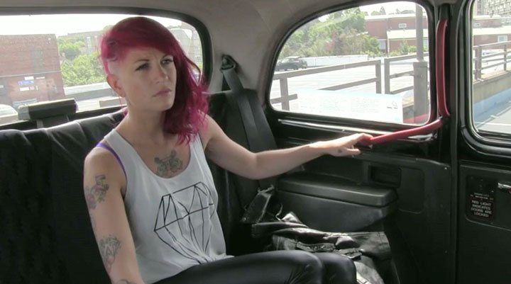 La belleza punk Trixi muestra su culo para conseguir un taxi gratis y se la follan