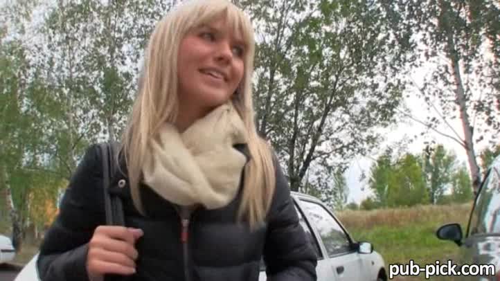 Linda rubia Bela follada en el asiento trasero