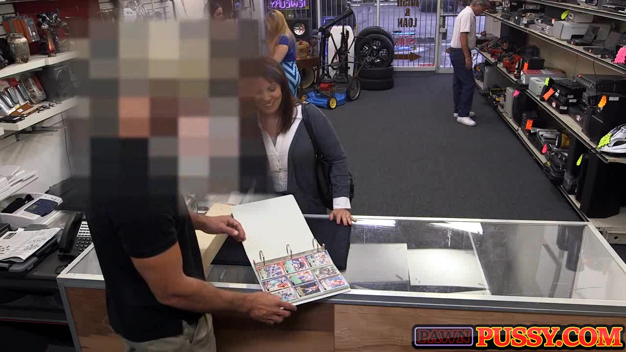 Milf engaña al marido y empeña sus cosas