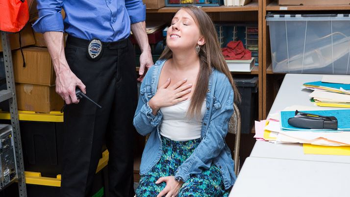 Oficial castigó a una ladrona sexy follándola duro