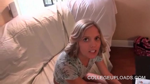 Tímida universitaria recibe una polla para darle un golpe en POV