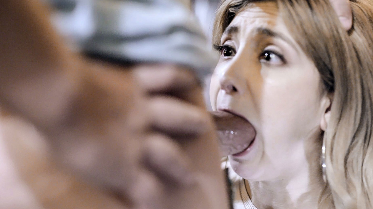 ¡La niñera Jane Wilde engaña a su novio durante el turno de trabajo!