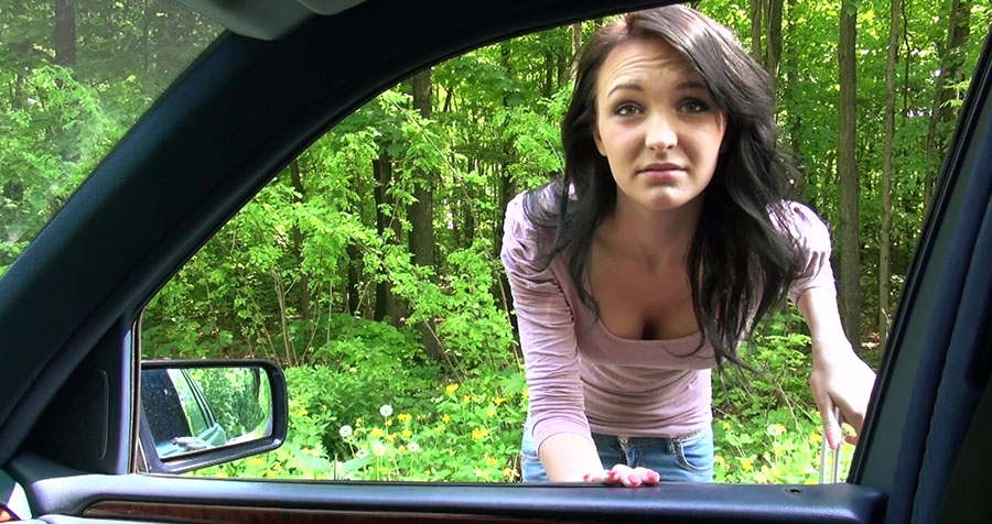 La joven caliente Belle Claire monta una gran polla después de quedarse varada