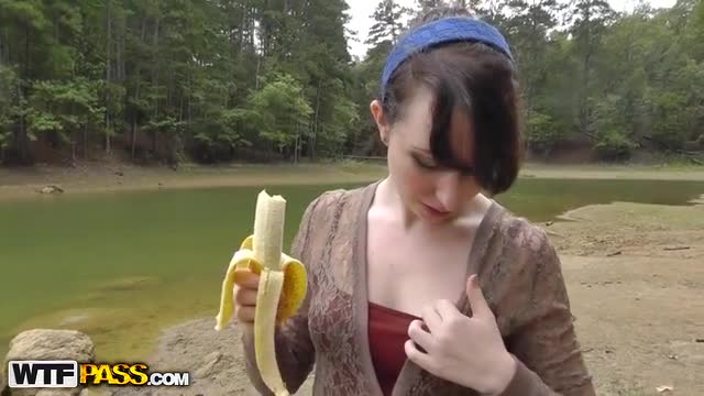 Novia emo follada en el bosque