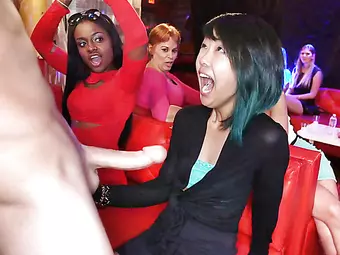 CFNM blowjob party – Dancing Bear