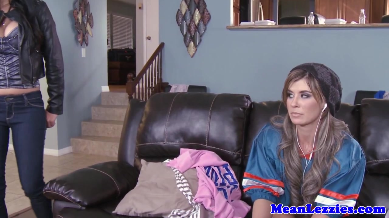 Tattooed lesbo threeway with faketitted babes