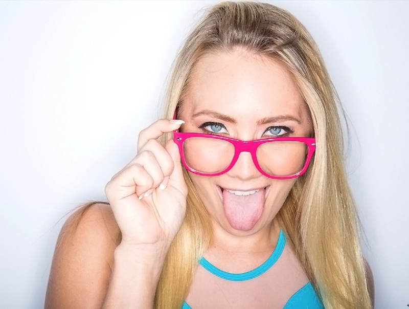 Pornstar blonde Kaylee Evans sucks a huge dick with ease
